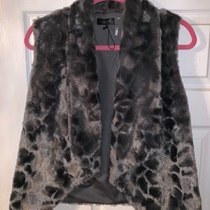 Loke Token rabbit fur grey vest Size: 2/4